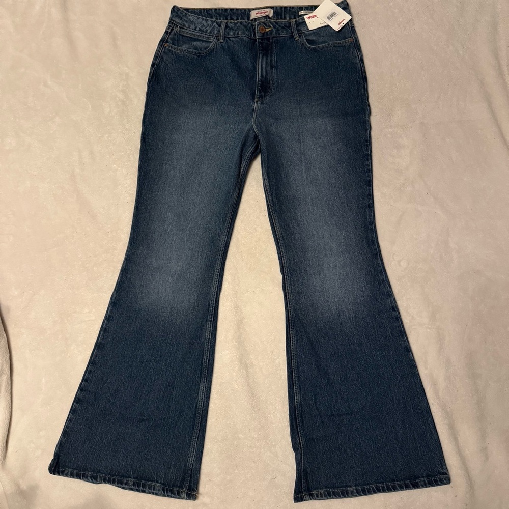 NWT Wrangler Women’s High Rise Fierce Flare Medium Wash Jeans 16/33x32